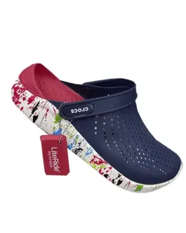 Sandalias Crocs rojas con salpicadura de pintura